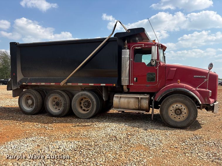 image for item YA2857 2004 Kenworth T800 dump truck