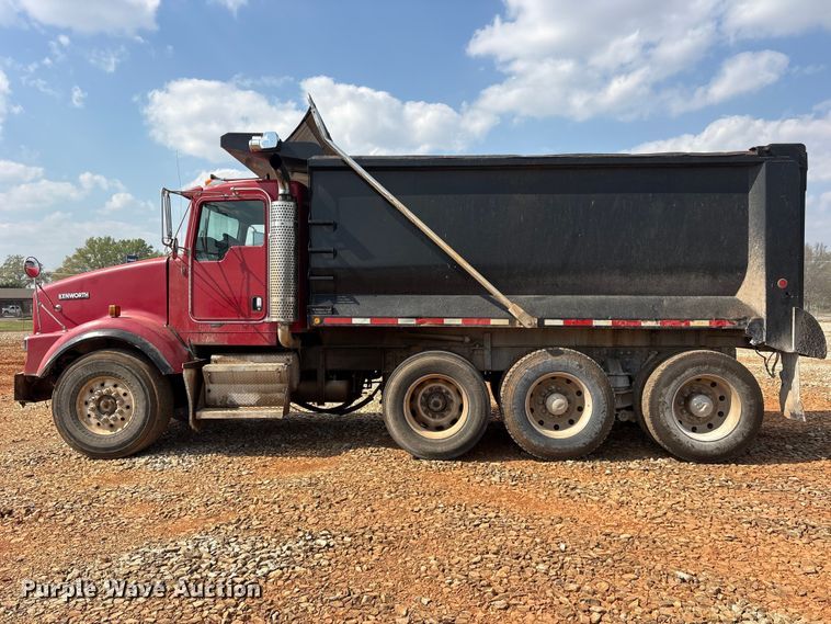 image for item YA2857 2004 Kenworth T800 dump truck