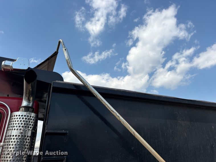 image for item YA2857 2004 Kenworth T800 dump truck