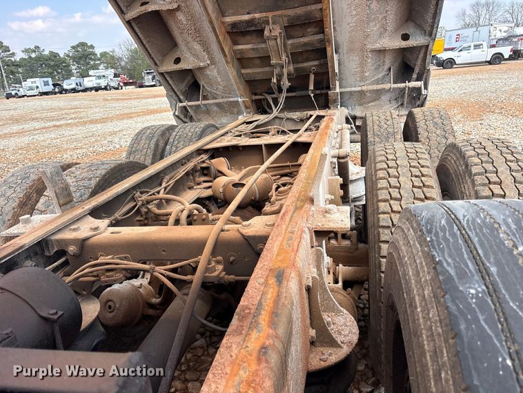 image for item YA2857 2004 Kenworth T800 dump truck