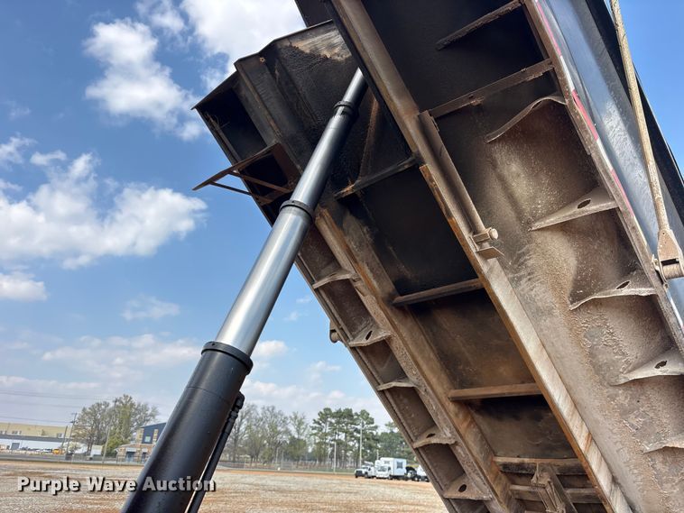 image for item YA2857 2004 Kenworth T800 dump truck