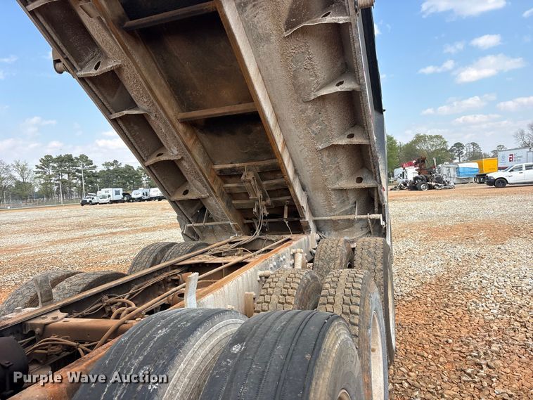 image for item YA2857 2004 Kenworth T800 dump truck