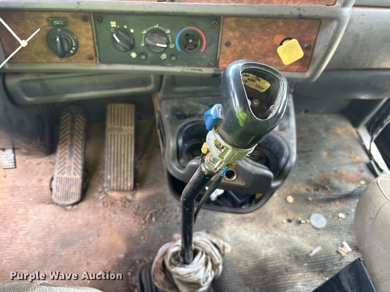 image for item YA2857 2004 Kenworth T800 dump truck