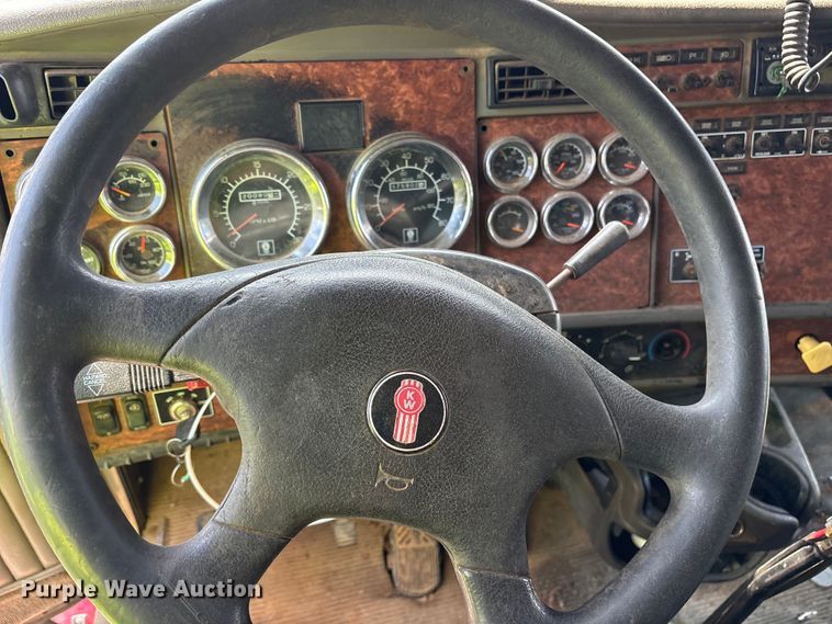 image for item YA2857 2004 Kenworth T800 dump truck