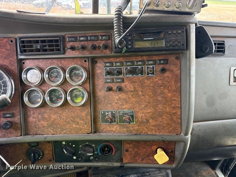image for item YA2857 2004 Kenworth T800 dump truck