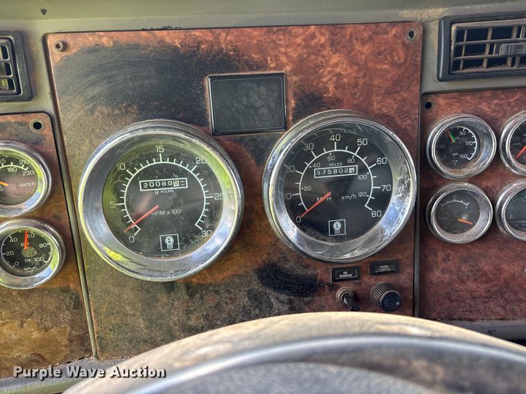 image for item YA2857 2004 Kenworth T800 dump truck