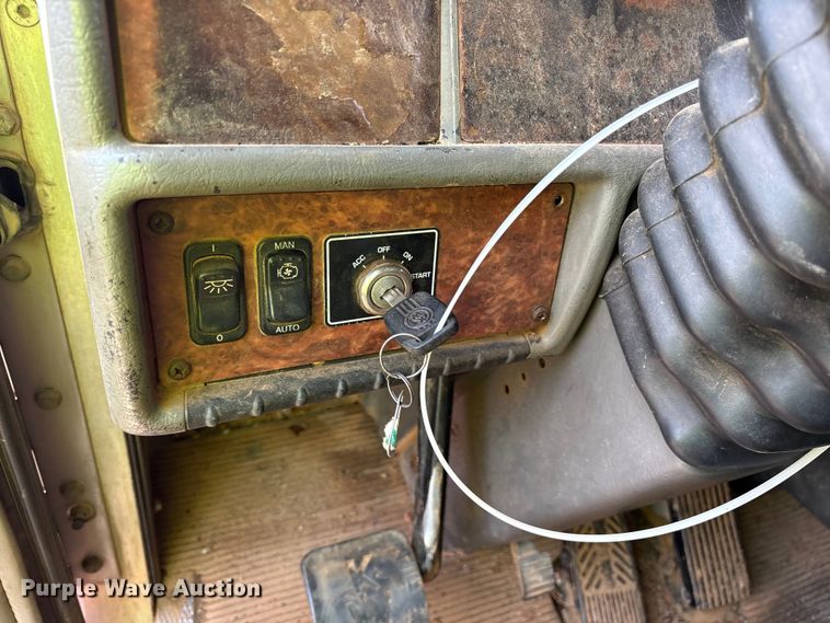 image for item YA2857 2004 Kenworth T800 dump truck