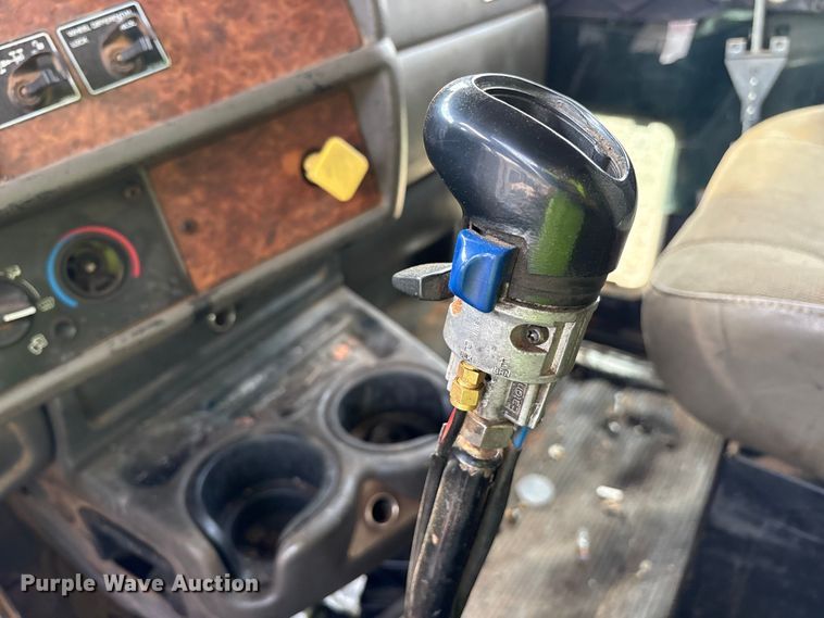 image for item YA2857 2004 Kenworth T800 dump truck
