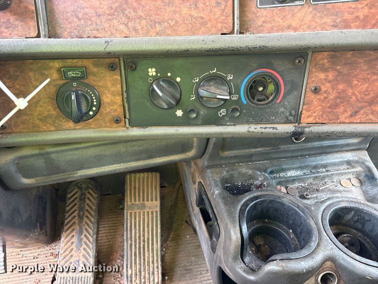 image for item YA2857 2004 Kenworth T800 dump truck