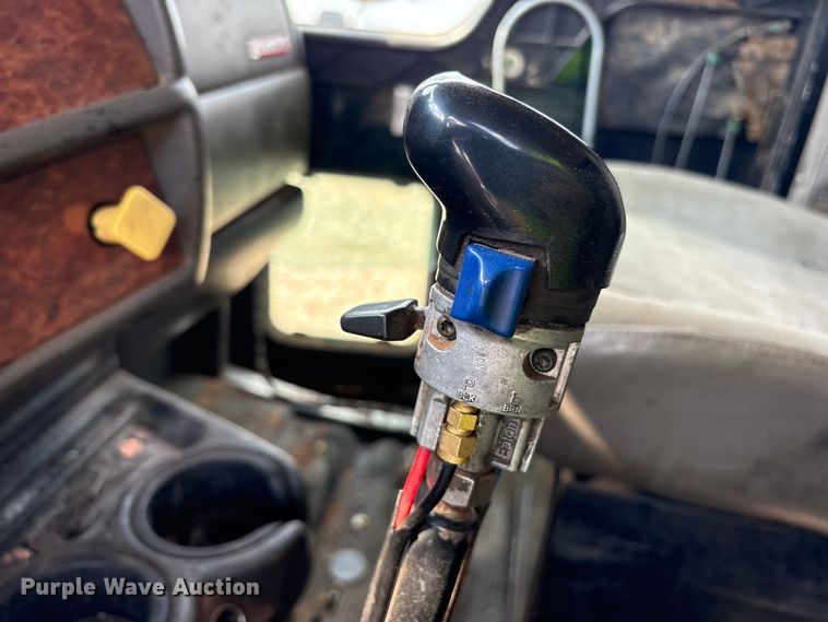 image for item YA2857 2004 Kenworth T800 dump truck