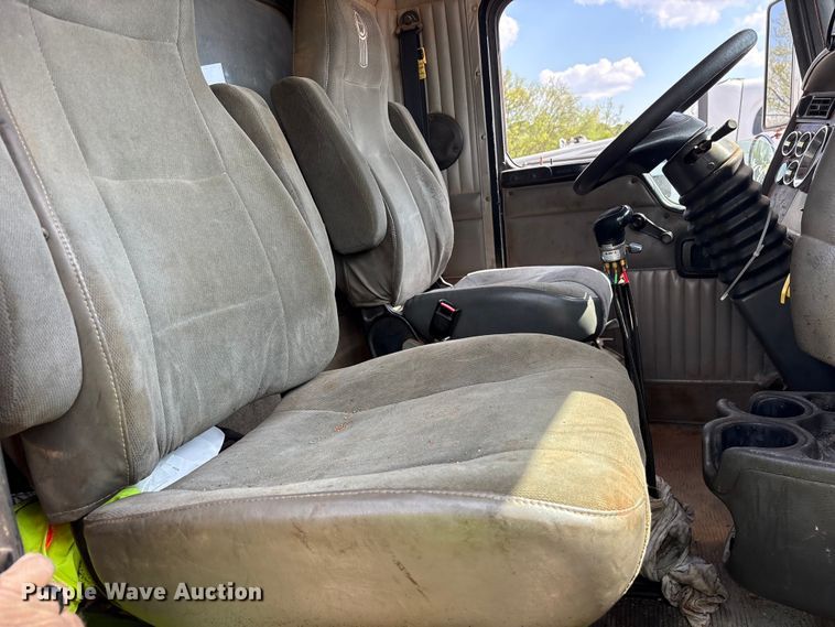 image for item YA2857 2004 Kenworth T800 dump truck