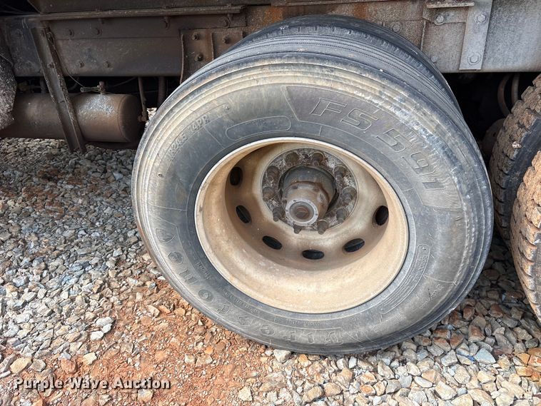 image for item YA2857 2004 Kenworth T800 dump truck