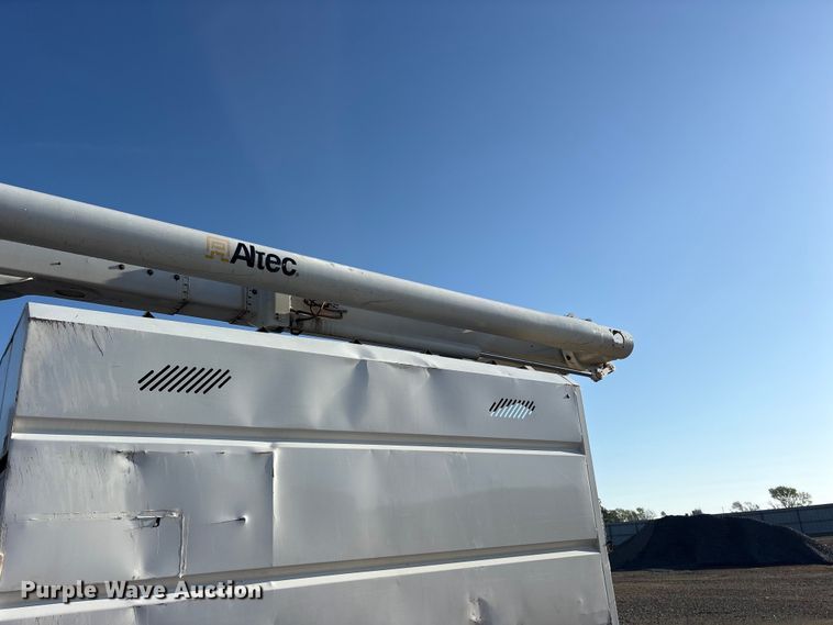 image for item YA2864 2011 Freightliner Business Class M2 forestry bucket truck