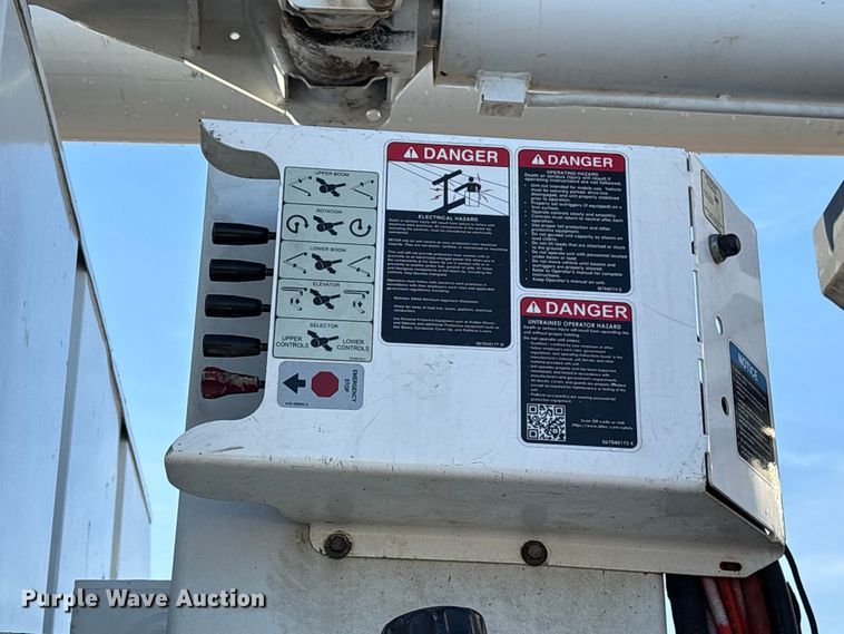 image for item YA2864 2011 Freightliner Business Class M2 forestry bucket truck
