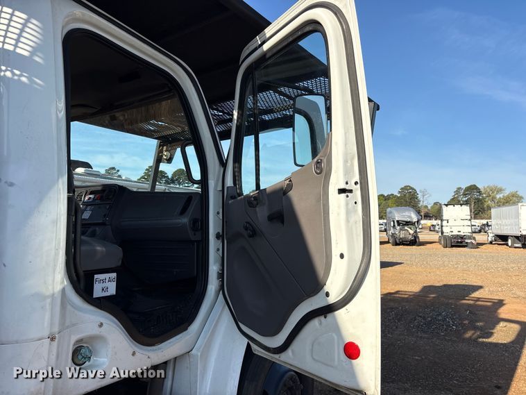 image for item YA2864 2011 Freightliner Business Class M2 forestry bucket truck