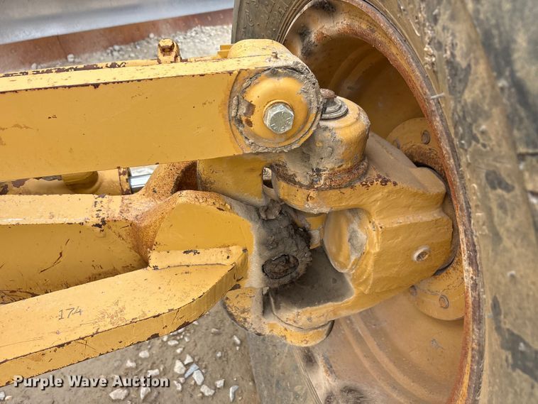 image for item YA3035 2001 Caterpillar 140H motor grader