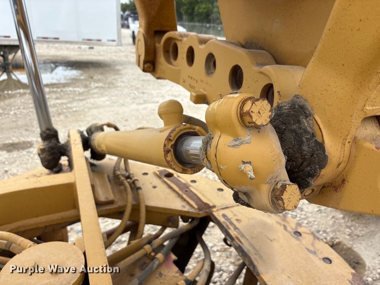 image for item YA3035 2001 Caterpillar 140H motor grader
