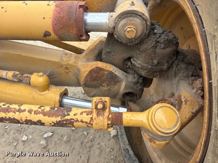 image for item YA3035 2001 Caterpillar 140H motor grader