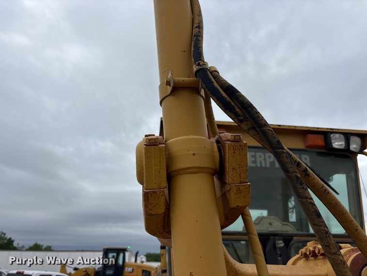 image for item YA3035 2001 Caterpillar 140H motor grader