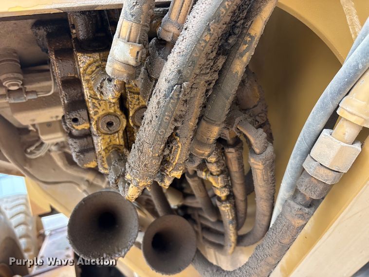 image for item YA3035 2001 Caterpillar 140H motor grader