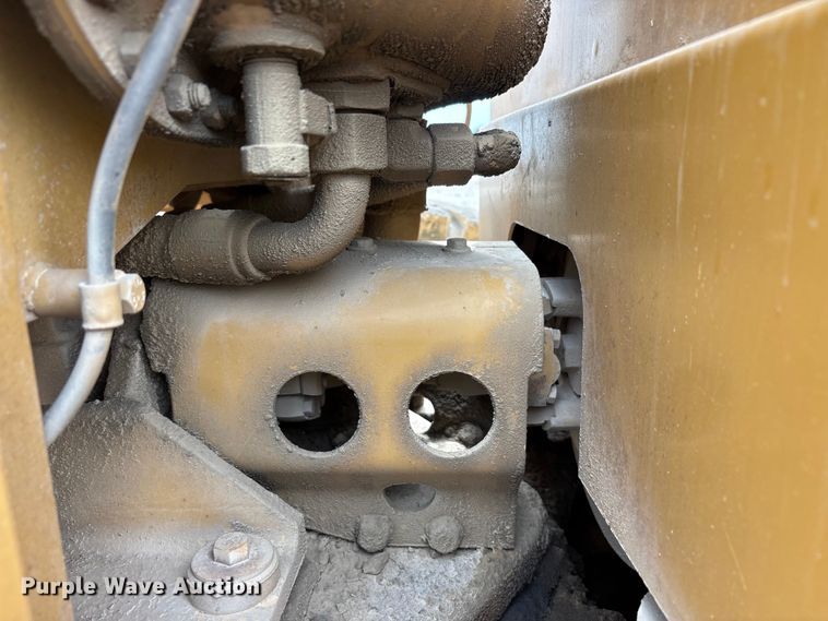 image for item YA3035 2001 Caterpillar 140H motor grader