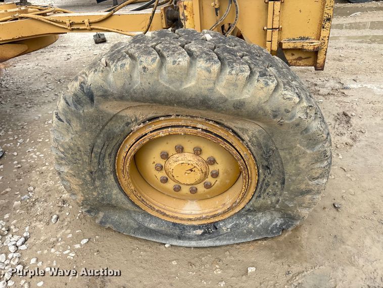 image for item YA3035 2001 Caterpillar 140H motor grader