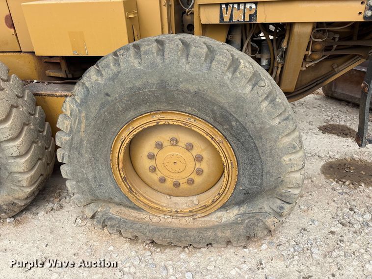 image for item YA3035 2001 Caterpillar 140H motor grader