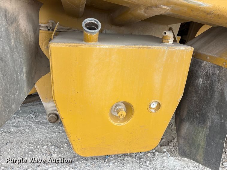 image for item YA3037 1995 Caterpillar 773B haul truck