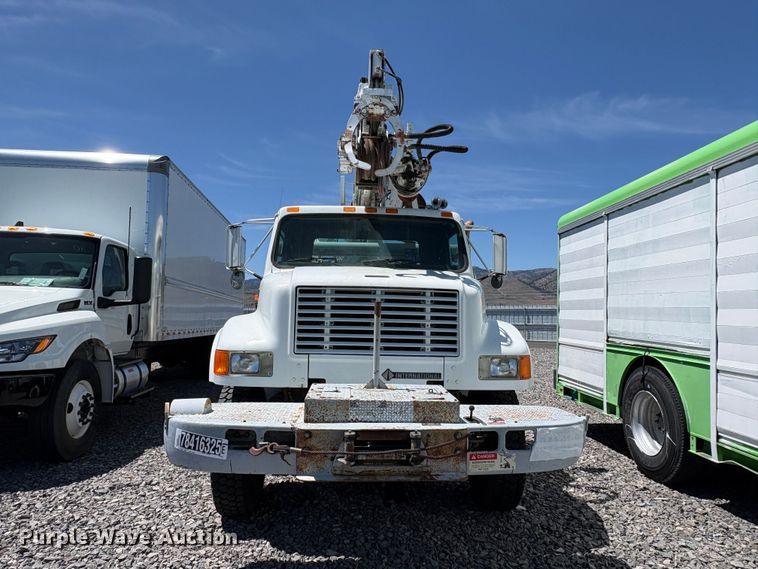image for item YA3071 1995 International 4800 digger derrick truck