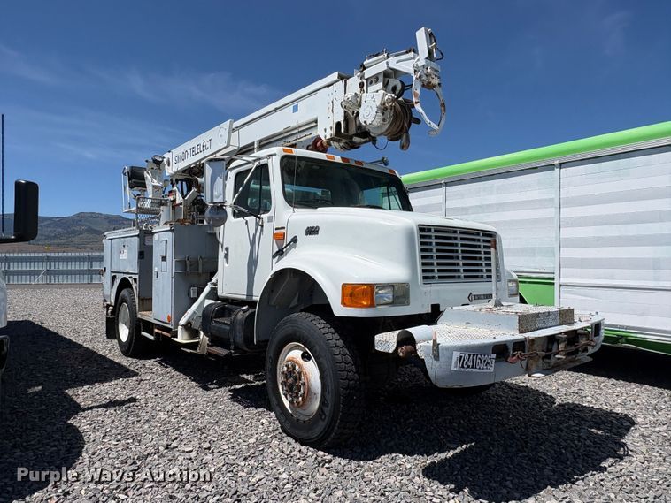 image for item YA3071 1995 International 4800 digger derrick truck