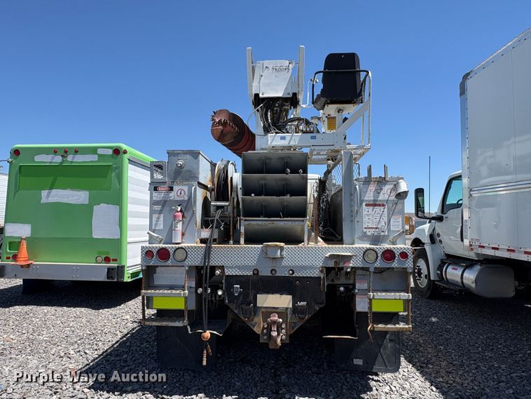 image for item YA3071 1995 International 4800 digger derrick truck