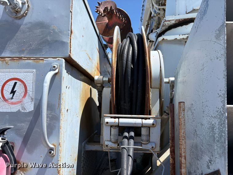 image for item YA3071 1995 International 4800 digger derrick truck