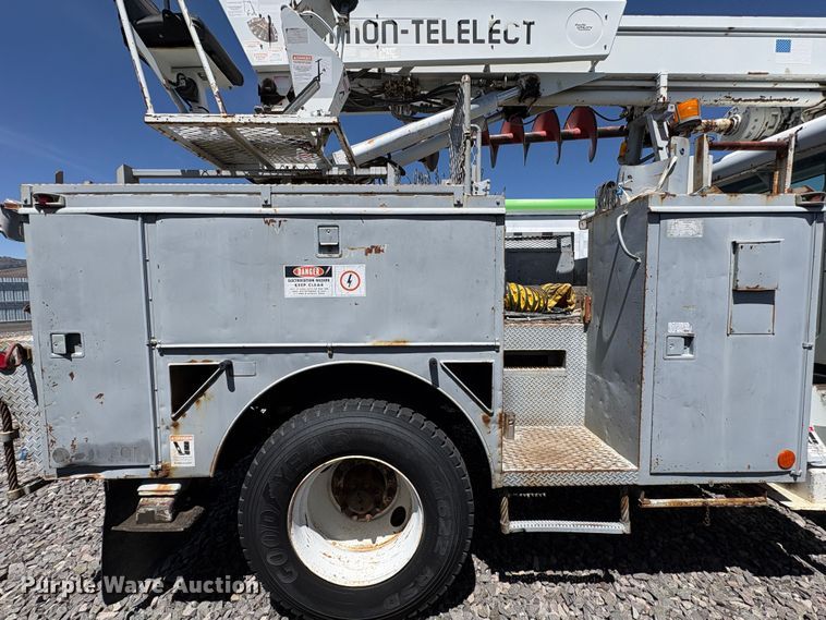 image for item YA3071 1995 International 4800 digger derrick truck
