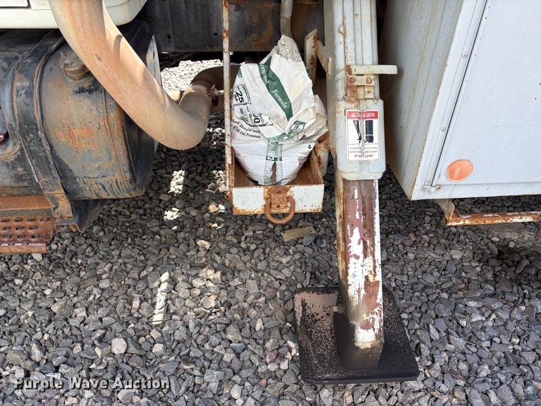 image for item YA3071 1995 International 4800 digger derrick truck