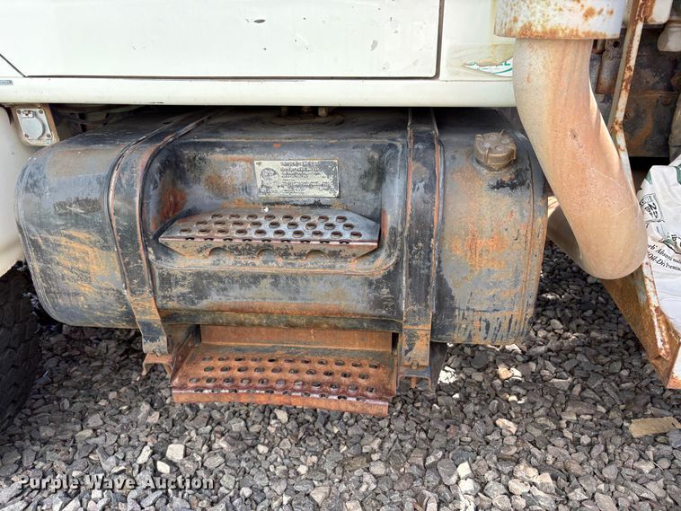 image for item YA3071 1995 International 4800 digger derrick truck