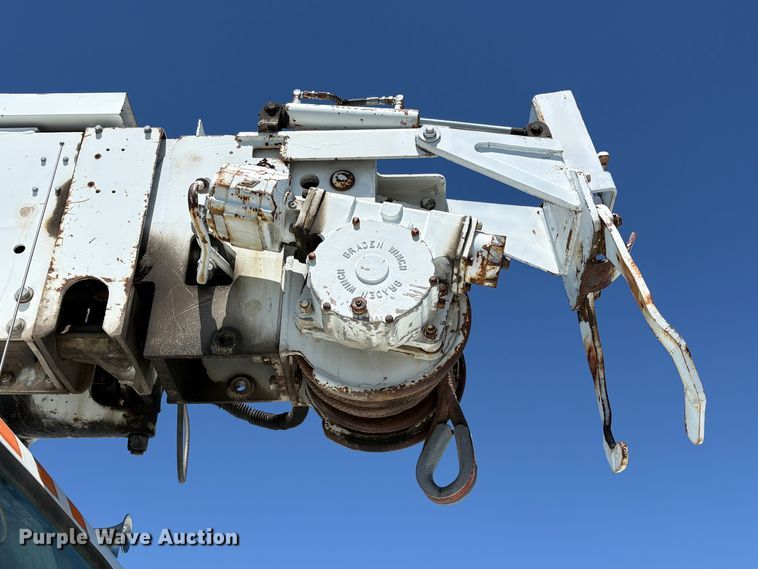 image for item YA3071 1995 International 4800 digger derrick truck