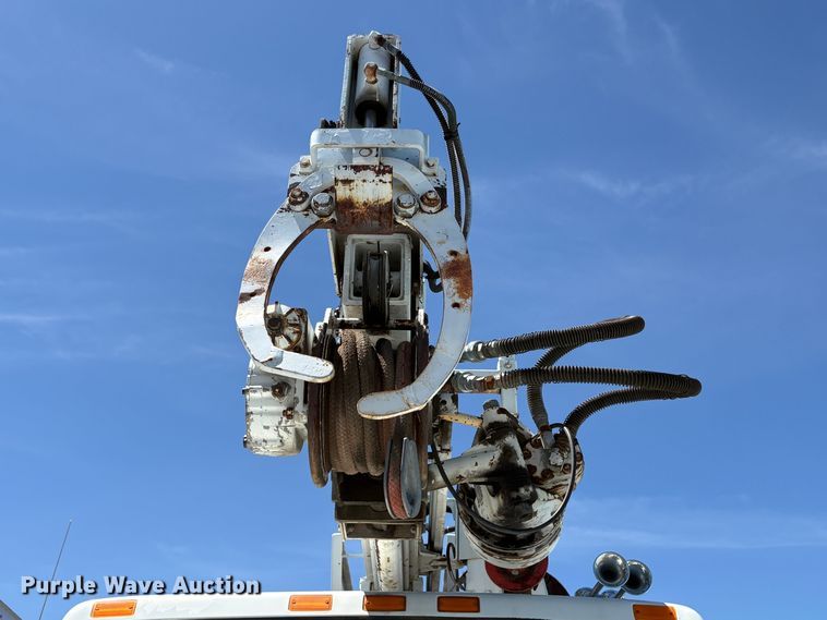 image for item YA3071 1995 International 4800 digger derrick truck
