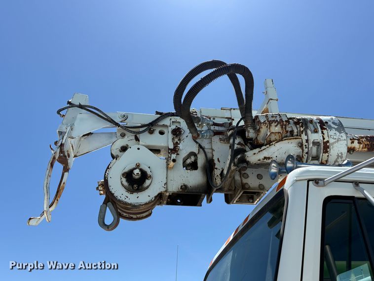 image for item YA3071 1995 International 4800 digger derrick truck