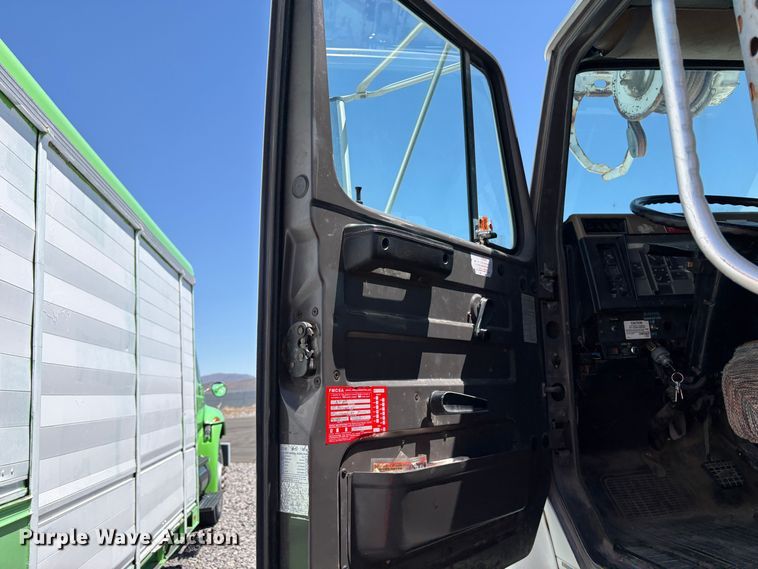 image for item YA3071 1995 International 4800 digger derrick truck