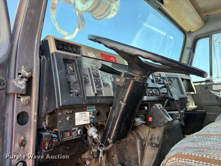 image for item YA3071 1995 International 4800 digger derrick truck