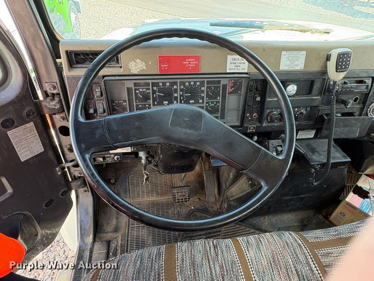 image for item YA3071 1995 International 4800 digger derrick truck