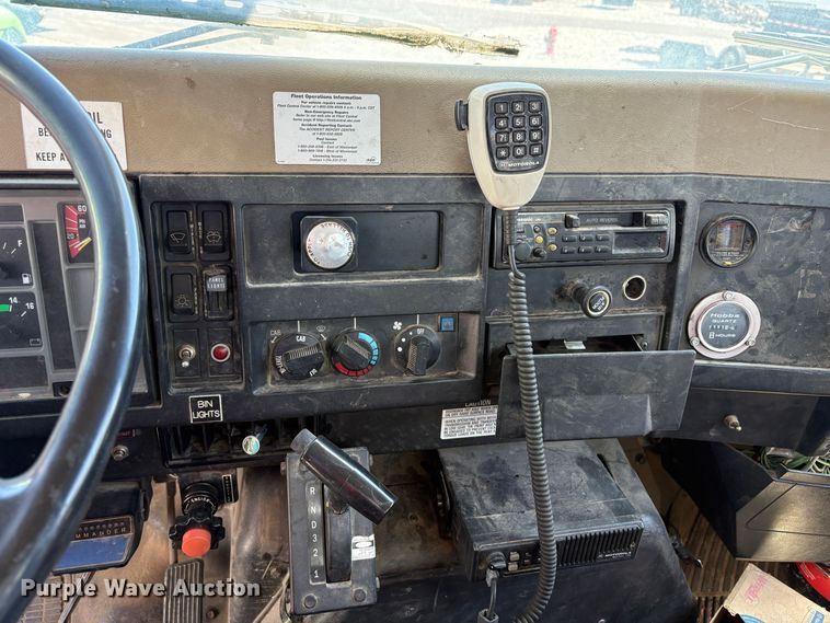 image for item YA3071 1995 International 4800 digger derrick truck