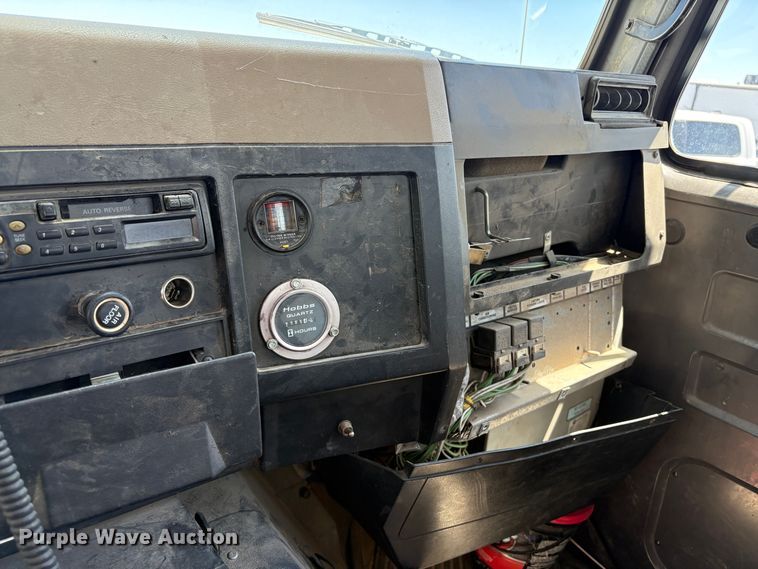 image for item YA3071 1995 International 4800 digger derrick truck