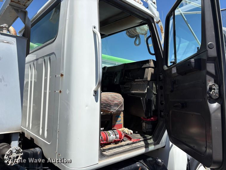 image for item YA3071 1995 International 4800 digger derrick truck