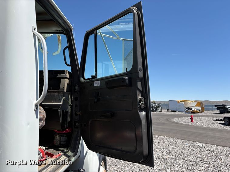 image for item YA3071 1995 International 4800 digger derrick truck