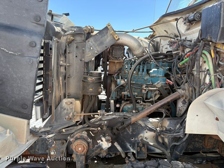 image for item YA3071 1995 International 4800 digger derrick truck