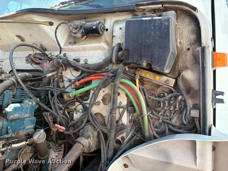image for item YA3071 1995 International 4800 digger derrick truck