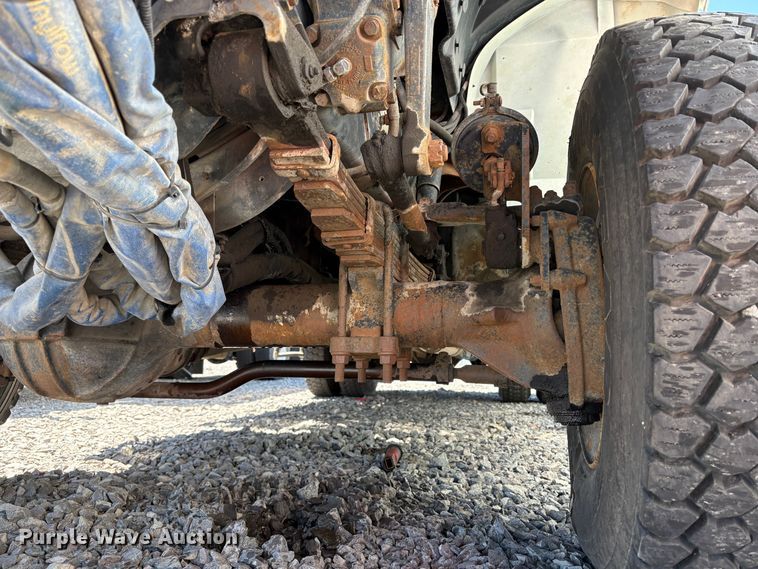 image for item YA3071 1995 International 4800 digger derrick truck