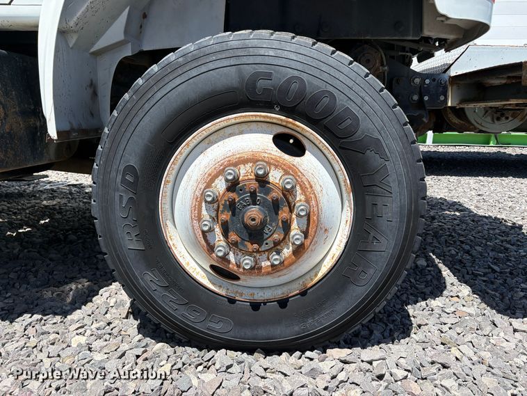 image for item YA3071 1995 International 4800 digger derrick truck