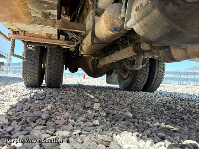 image for item YA3071 1995 International 4800 digger derrick truck